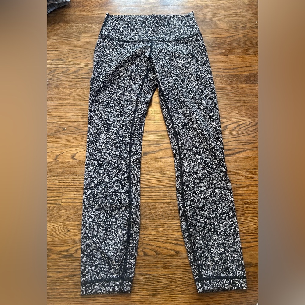 Lululemon Capri Athletica Monochrome Patterned Leggings